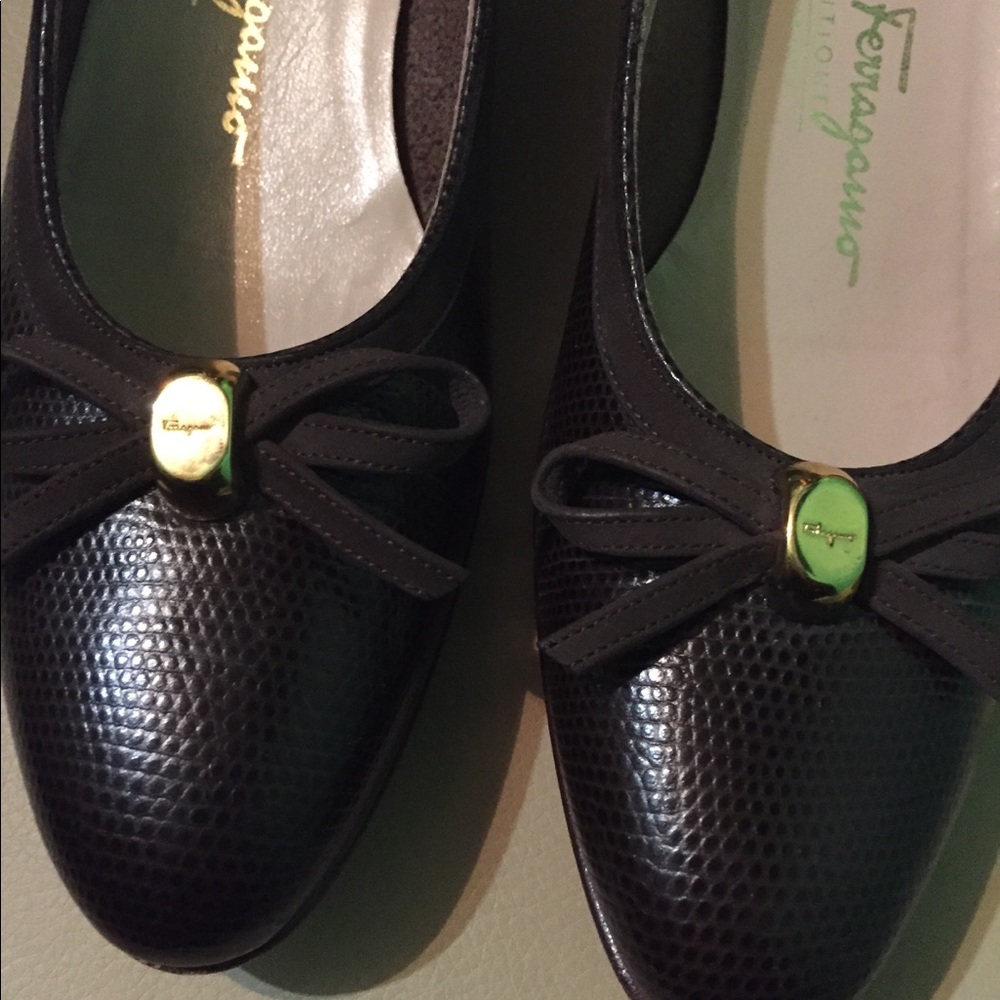 Salvatore Ferragamo Brown Textured Leather Bow Pumps with Gold Accent - Picture 3 of 7